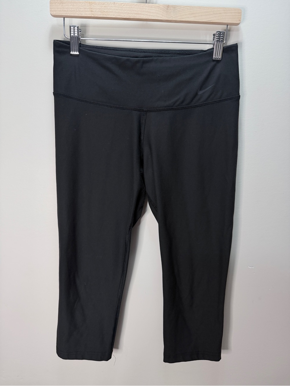 Nike Women’s Black Mid-Rise Capri Leggings Size Small